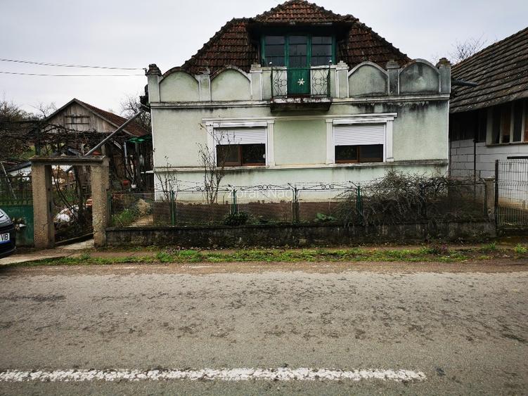 Casa de vanzare cu teren  - 4