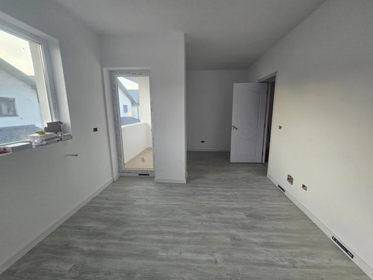 Vanzare Casa mijloc de triplex/3 camere id nr 50