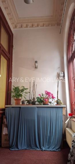 Noblețe Arhitecturală și Oază Verde: O Moștenire Vie cu Grădină Privată - 4