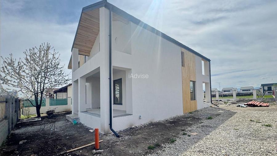 CASA MODERNA SI SPATIOASA IN SANPETRU - 2