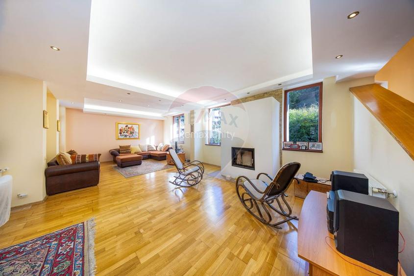 Vilă cu 8 Camere, Sală de Fitness și Saună in Moieciu Comision 0% - 23