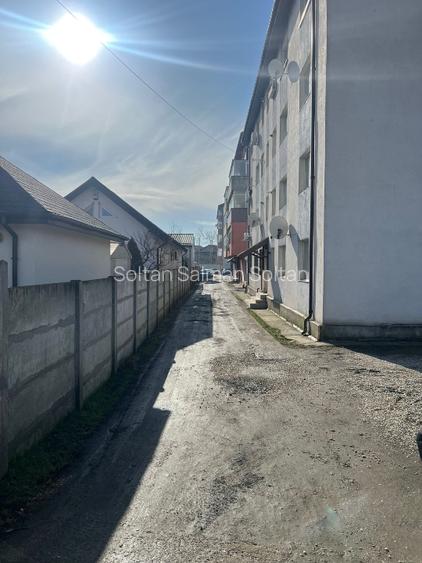 Acest apartament de 2 camere este situat la etajul 1. Este decomandat, oferind o - 9