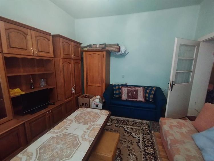 Apart la casa Bogdanestilor curte acces cu masina centrala proprie