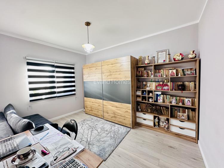 Duplex despartit prin garaj cu 5 camere - Dumbravita - 4