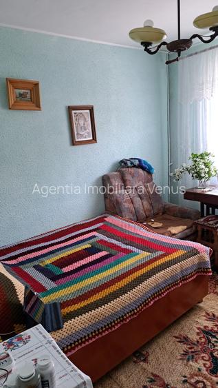Apartament decomandat etaj 3 Scoala 8 - 3