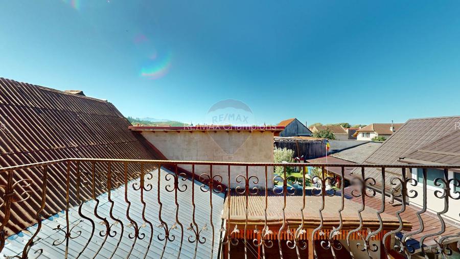 Casă individuală de vânzare | P+E+M | Central | Cristian - 18