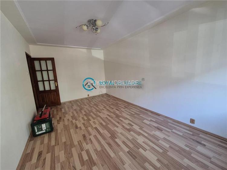 Royal Imobiliare - Vanzare apartament 3 camere zona Malu Rosu - 2