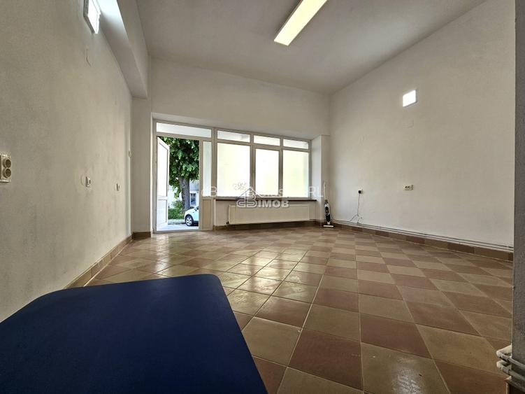 Spatiu comercial/birou de inchiriat – Micro 4, zona cu trafic pietonal intens - 2