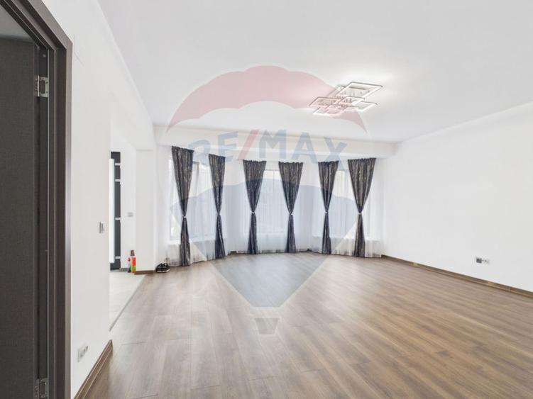 Casă / Vilă cu 5 camere de vânzare
