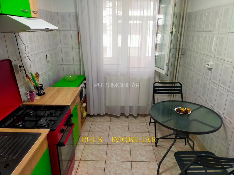 City Mall : Apartament trei camere,două holuri,etaj 2 , gaze , balcon generos - 3