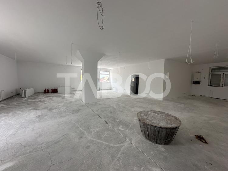 Spatiu comercial cu vitrina pe 3 niveluri cu suprafata utila de 915mp
