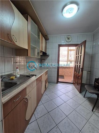 Royal Imobiliare - Vanzare apartament 3 camere zona Malu Rosu - 9