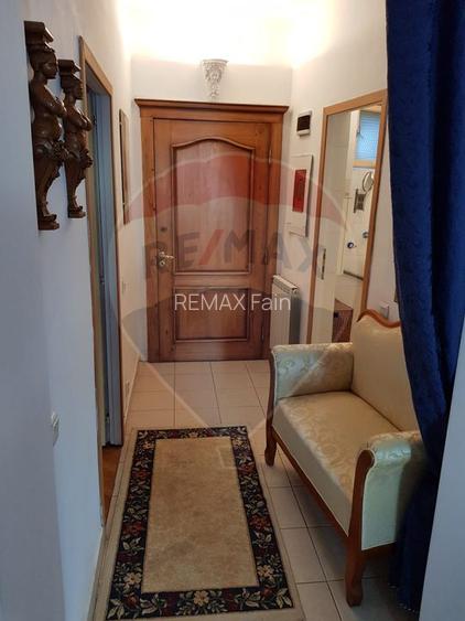 Apartament cu 3 camere de vanzare pe Str.Tribunei - 12