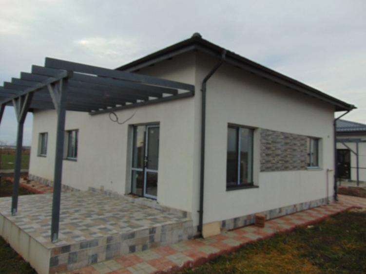 DE LA DEZVOLTATOR FARA COMISION casa cu 4 camere 2 bai placa beton LA CHEIE