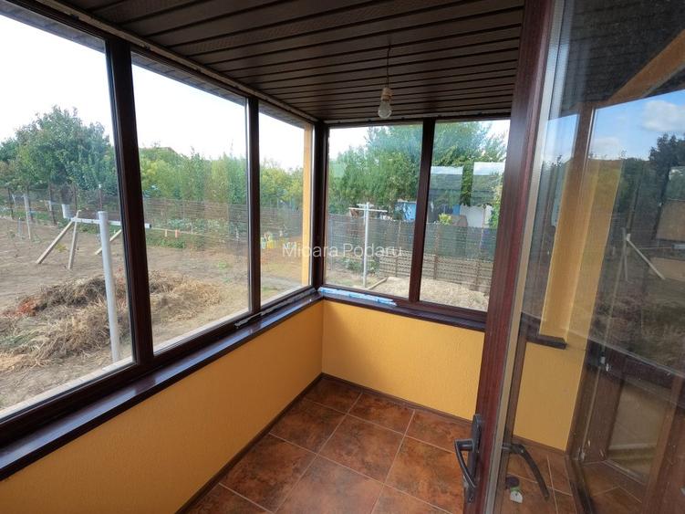 Casa cu etaj, mansarda, curte, 3 dormitoare, 3 camere de zi, 4 bai. Com. Smardan