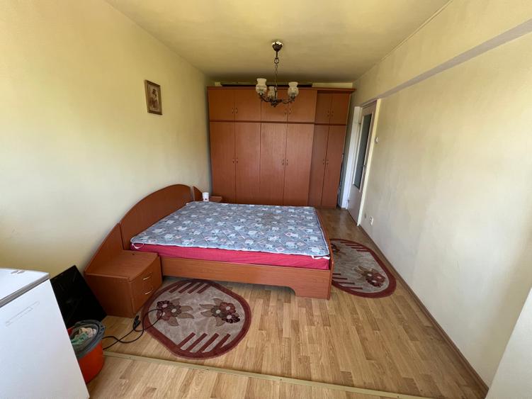 INCHIRIEZ apartament 3 camere decomandat, zona Ciresica