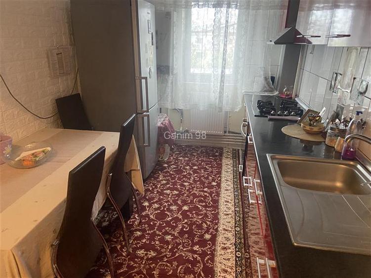 Apartament 2 camere , zona centrala Sala Polivalenta , et 3 8 , decomandat  , 60 - 7