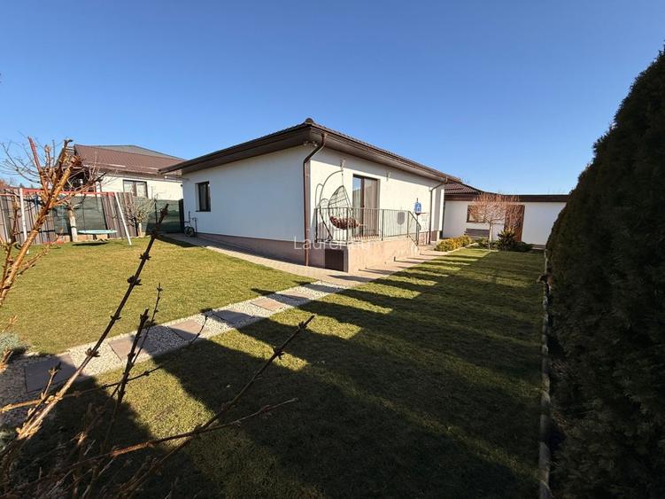 Casa mobilata si utilata cu garaj + foisor, curte amenajata,110 mp, 375mp teren  - 13