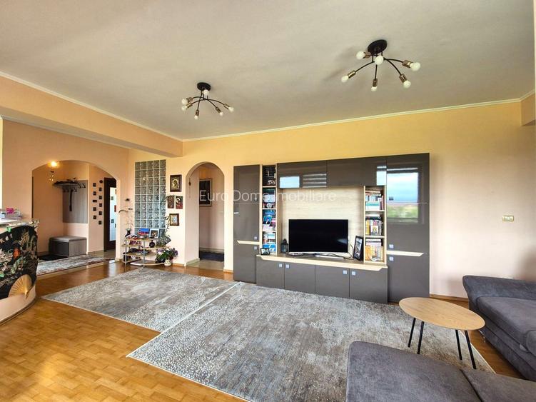 Tractoru, zonă liniștită de case, apartament spațios 3 camere cu garaj - 2