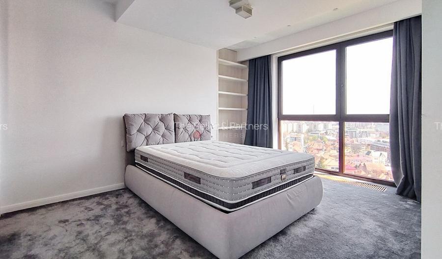 Priveliste Panoramica Spre Oras Si Masivul Tampa - 9