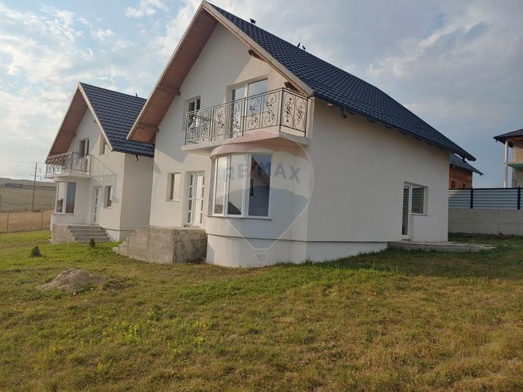 Casă / Vilă individuală cu 560 mp teren, de vânzare în Scheia, Suceava