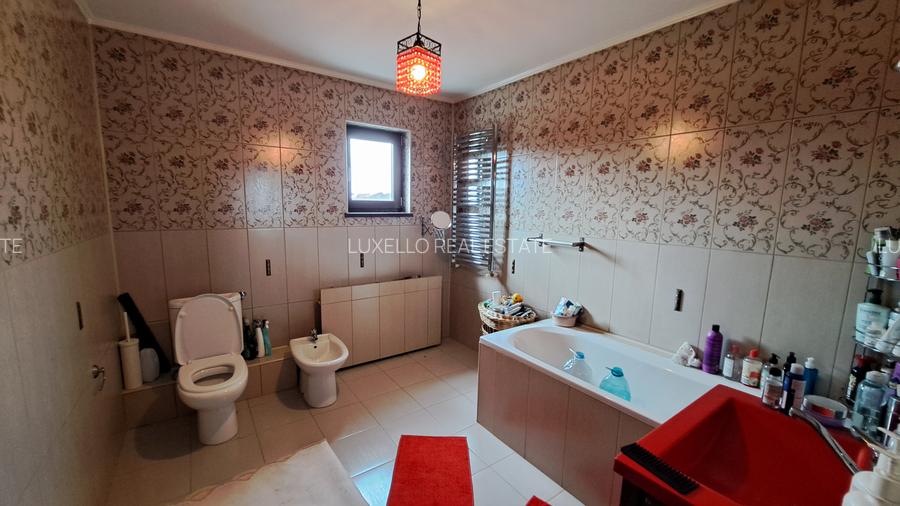 VILA INDIVIDUALA SUPERBA - CU TEREN GENEROS - AMPLASAMENT IDEAL - 53