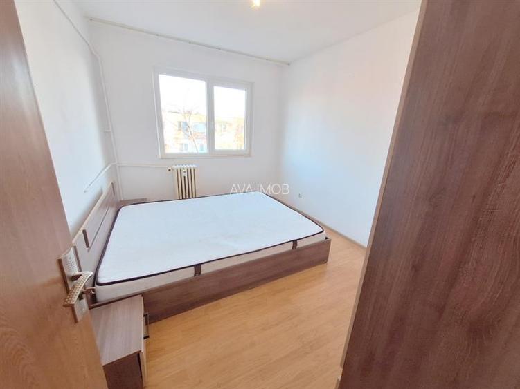 Apartament 2 semidecomandate, zona Milcov - 4