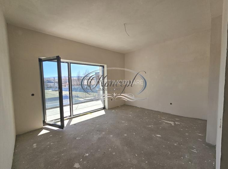 Locuinta moderna cu design cubic si curte plana in Dezmir - 13