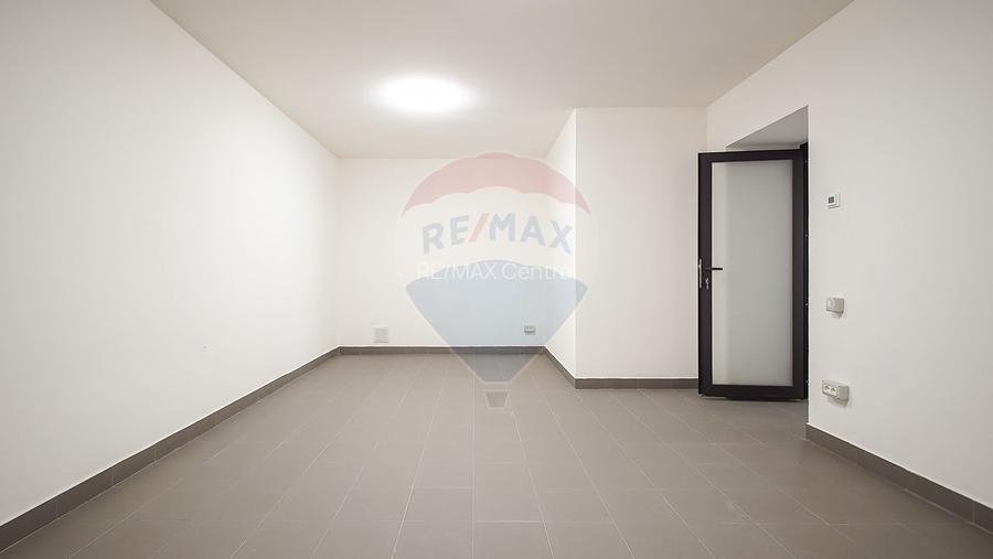 La poalele Tâmpei — vilă contemporană în Schei - 15