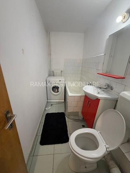 Piata Muncii 1 minut metrou - vedere spate - bloc 1986 - 5