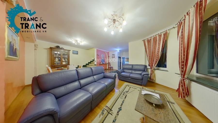 Cladire impunatoare cu 12 camere si 2 spatii, la cheie, in Centru - 2