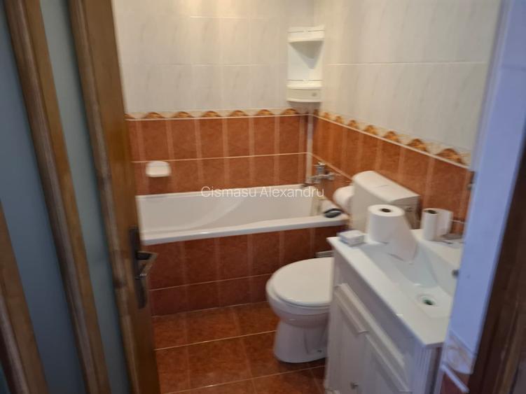 Inchiriez apartament 3 camere , 2 bai zona centrala