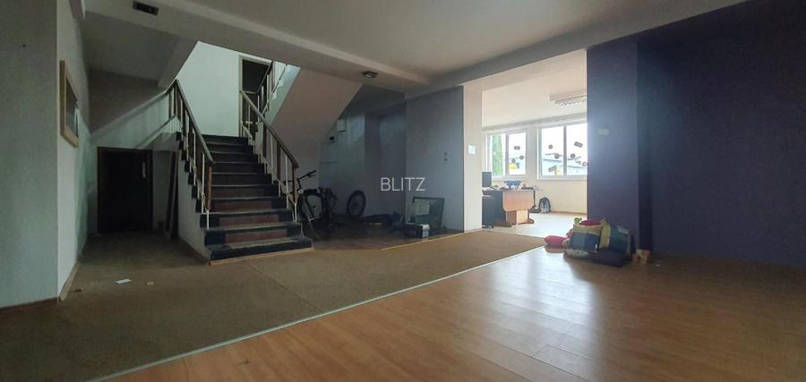 Spatiu comercial pe 2 nivele,spatii depozitare + parcari, in zona foarte buna! - 13