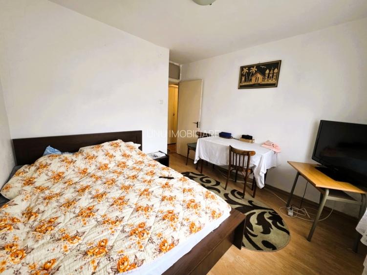 Etaj 2-Podul de Fier-Intersectie-2 Camere Decomandat-bloc 81' - 5