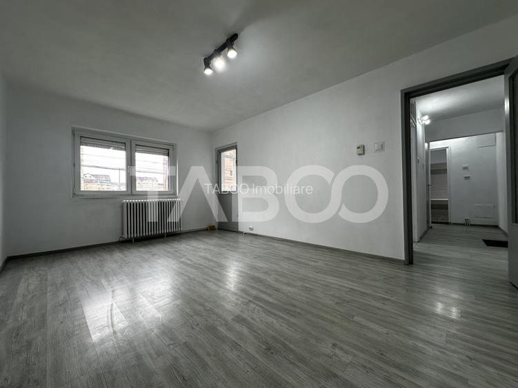 Apartament de vanzare decomandat 2 camere etaj 1 Vasile Aaron - 2
