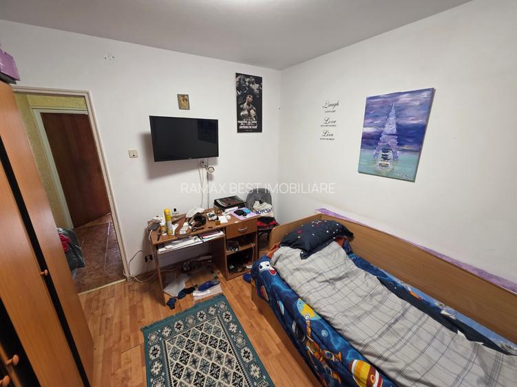 Liviu Rebreanu intersectie 1 Decembrie 1918, langa Auchan Titan, Poarta 4 - 15