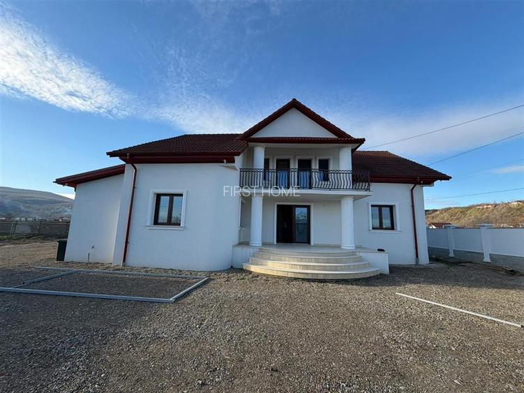 Vila deosebita Parter + Mansarda de vanzare in Odobesti - 2