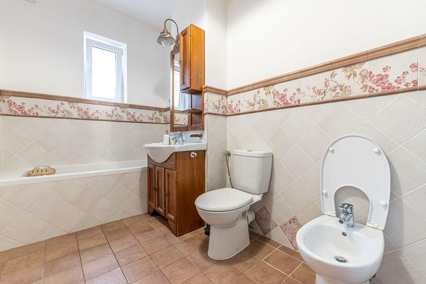 Vilă 4 familii | Apartament + mansardă | Curte 98 mp
