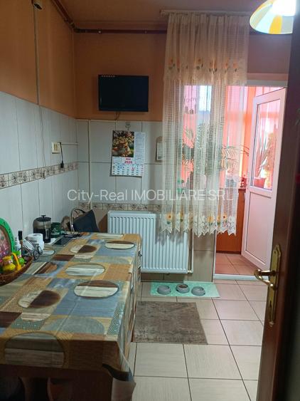 3 camere decomandate , centrala pe gaze, mobilat ,zona Dacia , pozitie excelenta - 9