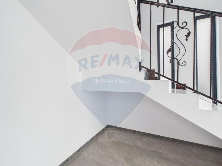 Casă / Vilă cu 5 camere de vânzare - 46