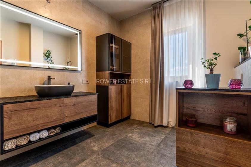Casa cu dotari premium si finisaje de calitate ,Demisol +Parter+Etaj situata in - 17