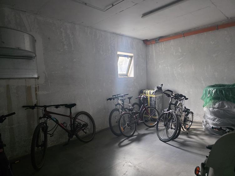 Vand apartament 3 camere si 2 bai zona Tractorul- Coresi cu parcare subterana