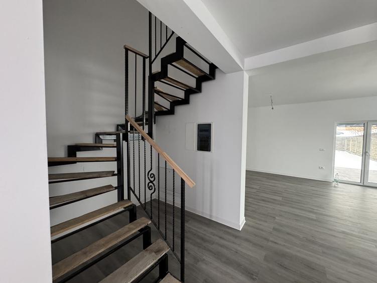 1/2 Duplex Utvin,4 Camere,2 Bai,Toate Utilitatile