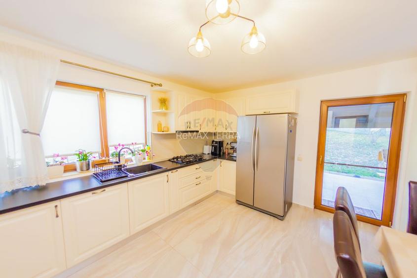 VILA DE LOCUIT/AFACERE CU TEREN GENEROS, DE VANZARE - 12