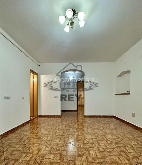 Apartament 4 camere cu garaj zona Strand- V.Aurie - 11