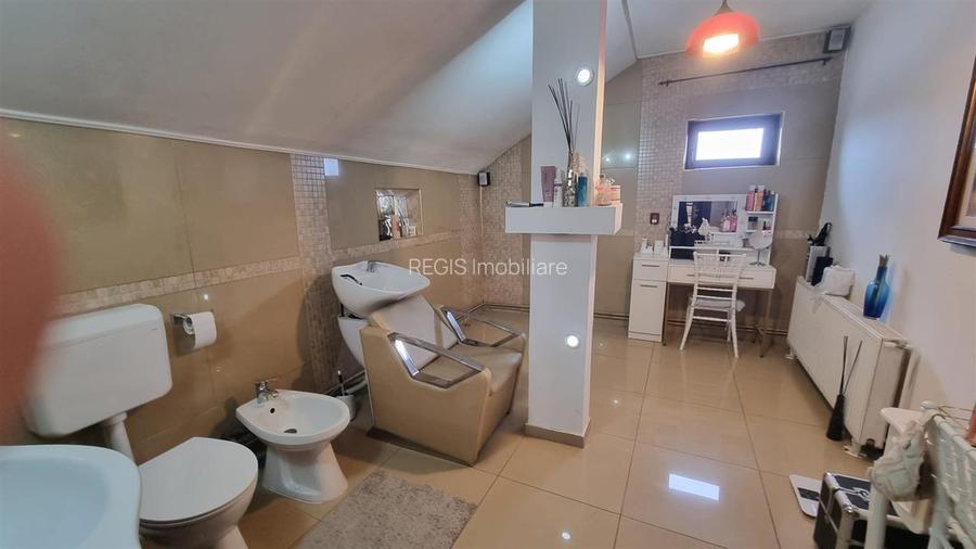 Casa de vanzare moderna cu costuri reduse, panouri solare si spatiu comercial in - 18