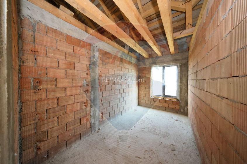 Casa cu potential de investitie, constructie noua la rosu - 9