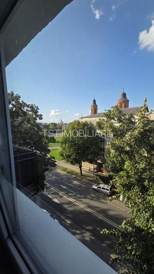 Apartament cu 3 camere, Micro 17,  Bld Independentei - 15