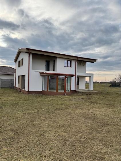 Casă spațioasă cu 5 dormitoare, teren 652 mp și panouri fotovoltaice