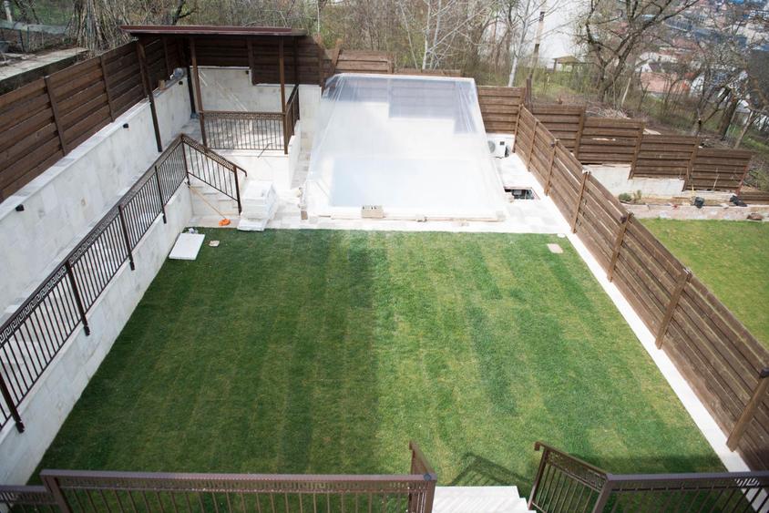 Casa cu piscina incalzita in Gruia